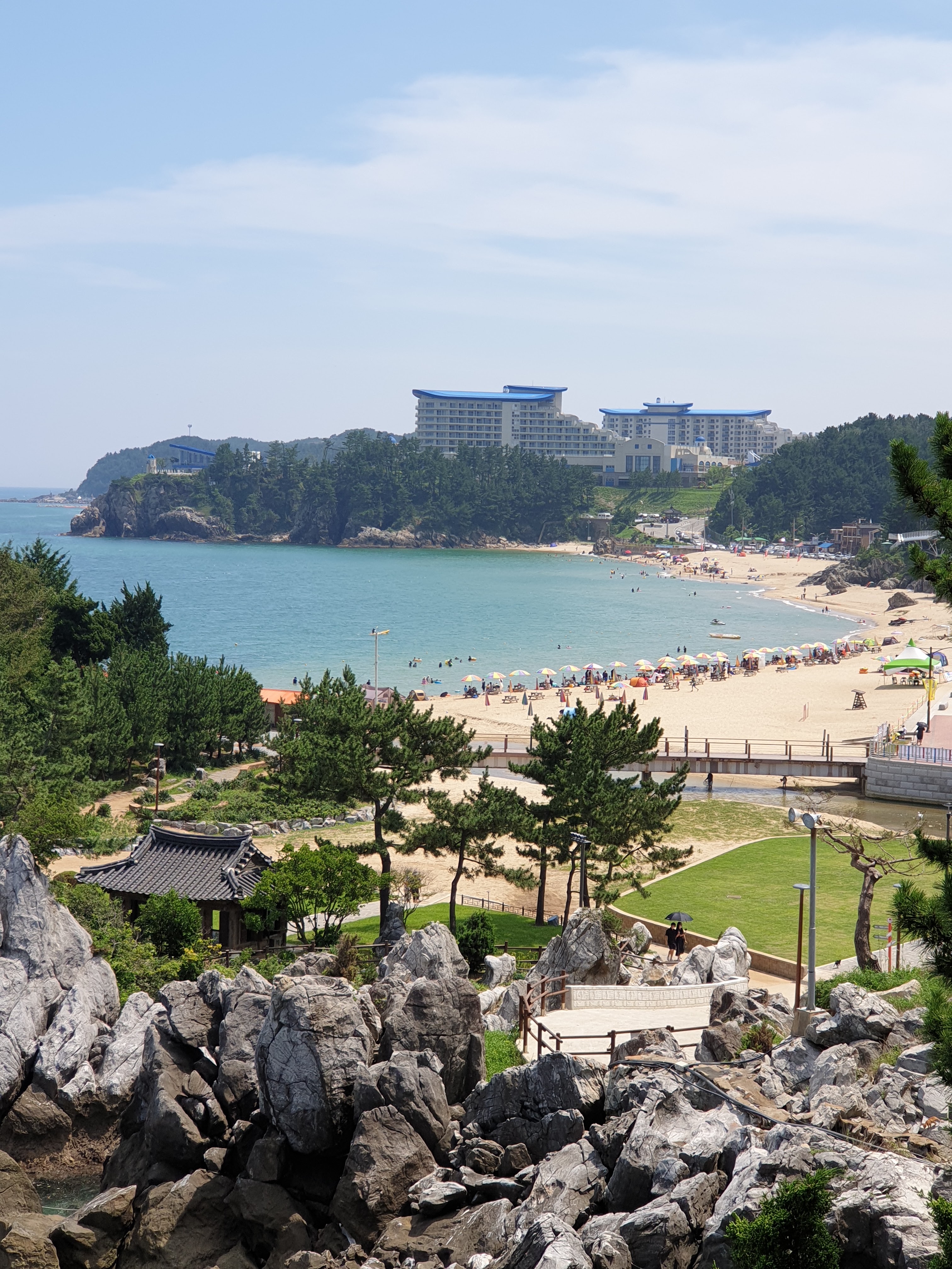 清晨无人的静谧海岸，海面风平浪静、最适合慢拍日出。