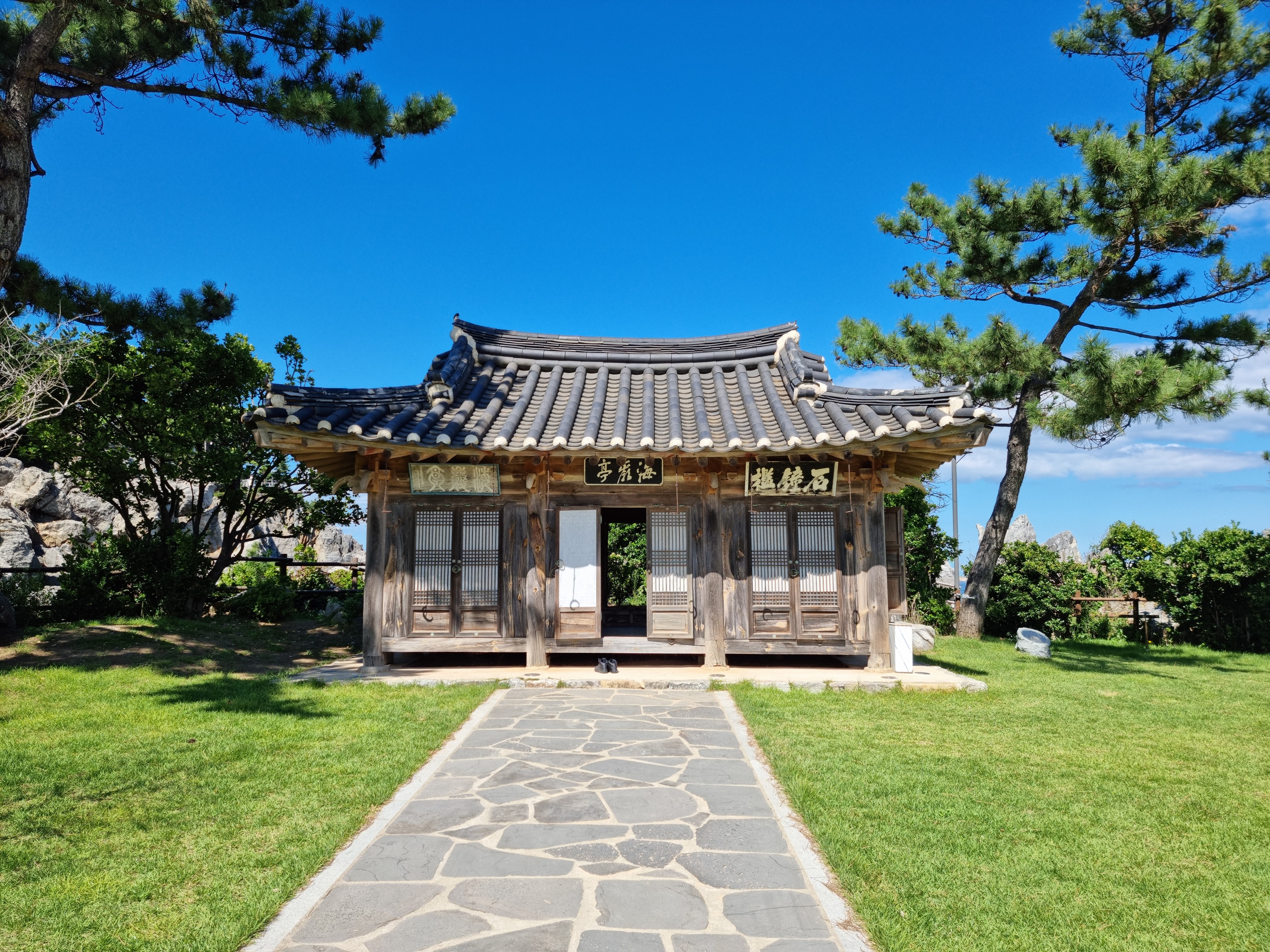 情侣与自由行旅客在吊桥上的留影点。